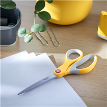 Tijeras de oficina de titanio Leitz Cosy Amarillo cálido 20,5 cm.