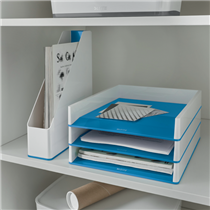Bandeja de sobremesa WOW de Leitz con combinación dual de color Azul A4