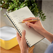 Cuaderno Leitz Cosy Touch cuadriculado, con encuadernación wiro B5 80 H. Papel de 100 grs, certificado FSC®.