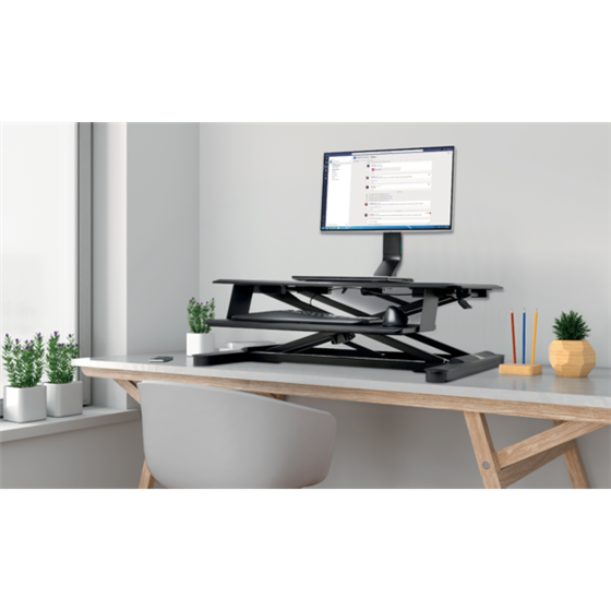 Brazo SmartFit® de ahorro de espacio para un monitor Plata