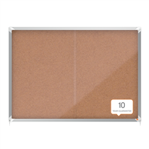 Vitrina De Interior Nobo Para 18 Hojas A4 Con Superficie De Corcho Y Puerta Deslizante Natural