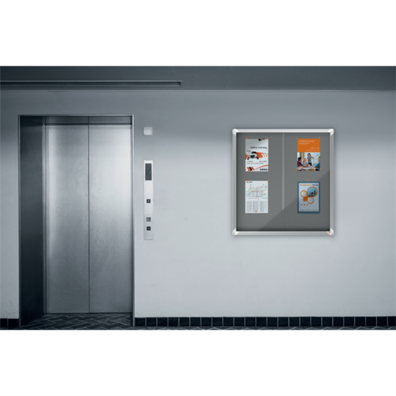 Vitrina Nobo Premium Plus De Puerta Corredera Con Fondo De Fieltro 18Xa4 Hojas, Azul Gris