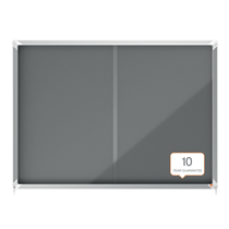 Vitrina Nobo Premium Plus De Puerta Corredera Con Fondo De Fieltro 18Xa4 Hojas, Azul Gris
