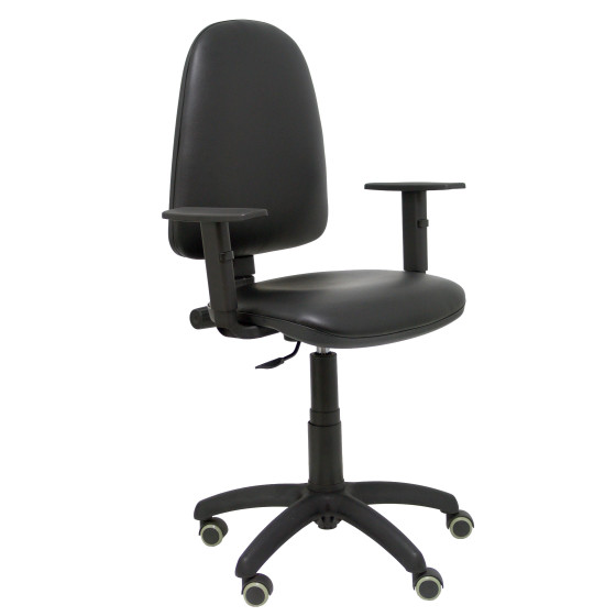Silla Aýna similpiel negro con brazos regulables y ruedas parqué