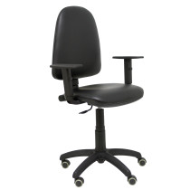 Silla Aýna similpiel negro con brazos regulables y ruedas parqué