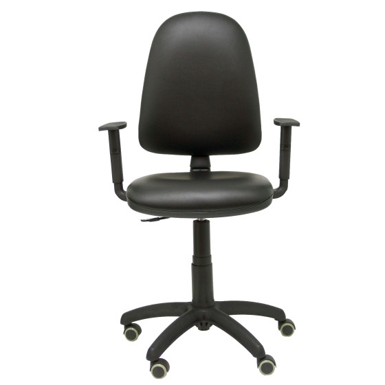 Silla Aýna similpiel negro con brazos regulables y ruedas parqué
