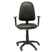 Silla Aýna similpiel negro con brazos regulables y ruedas parqué