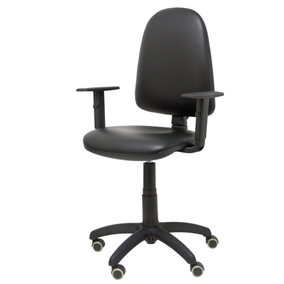 Silla Aýna similpiel negro con brazos regulables y ruedas parqué