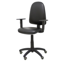 Silla Aýna similpiel negro con brazos regulables y ruedas parqué