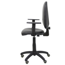 Silla Aýna similpiel negro con brazos regulables y ruedas parqué