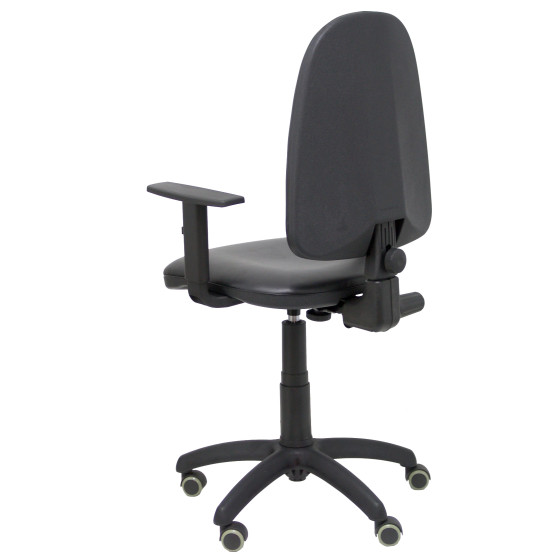 Silla Aýna similpiel negro con brazos regulables y ruedas parqué