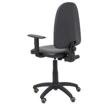 Silla Aýna similpiel negro con brazos regulables y ruedas parqué