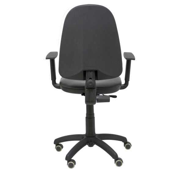 Silla Aýna similpiel negro con brazos regulables y ruedas parqué