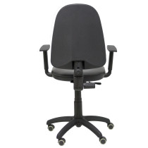 Silla Aýna similpiel negro con brazos regulables y ruedas parqué