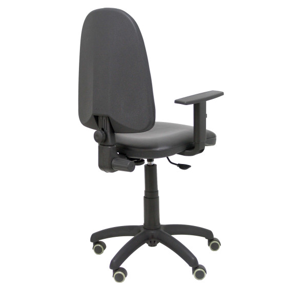 Silla Aýna similpiel negro con brazos regulables y ruedas parqué