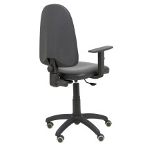 Silla Aýna similpiel negro con brazos regulables y ruedas parqué