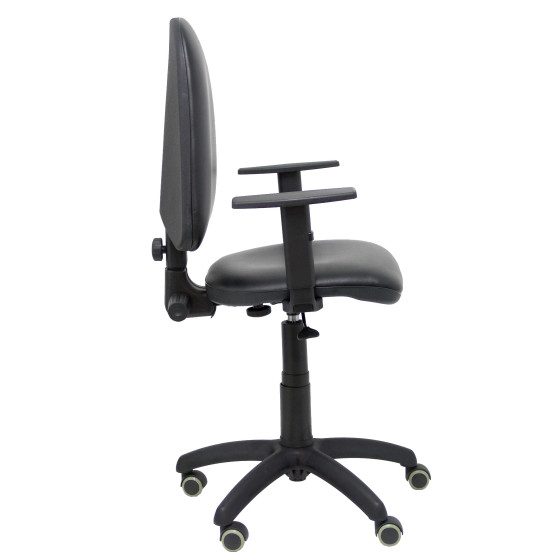 Silla Aýna similpiel negro con brazos regulables y ruedas parqué
