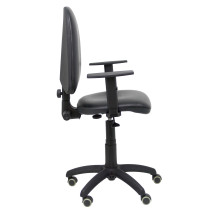 Silla Aýna similpiel negro con brazos regulables y ruedas parqué