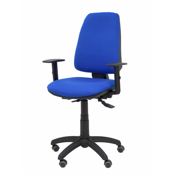 Silla Elche S bali azul brazos regulables ruedas de parqué
